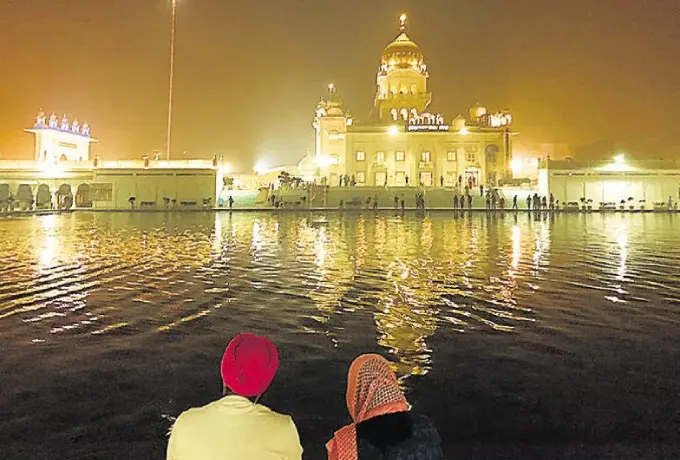 デリーナイトツアー bangla sahib delhi night view